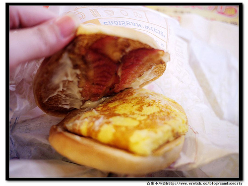 《食記》KFC ＶＳ Burger King早餐大ＰＫ!!
