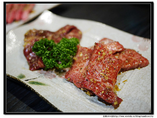 《東區》MOE燃燒肉二店 – 入口即化的牛肉，快把舌頭吞掉了!