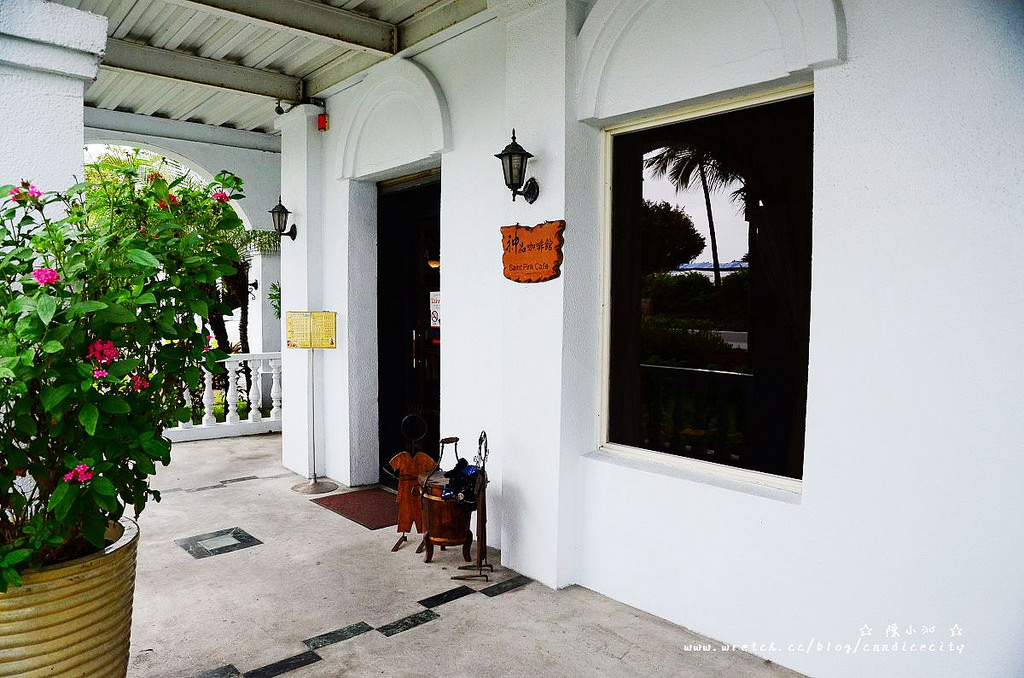 《花蓮》神品咖啡 玫瑰石館 – 椰林下充滿咖啡香氣的白色建築