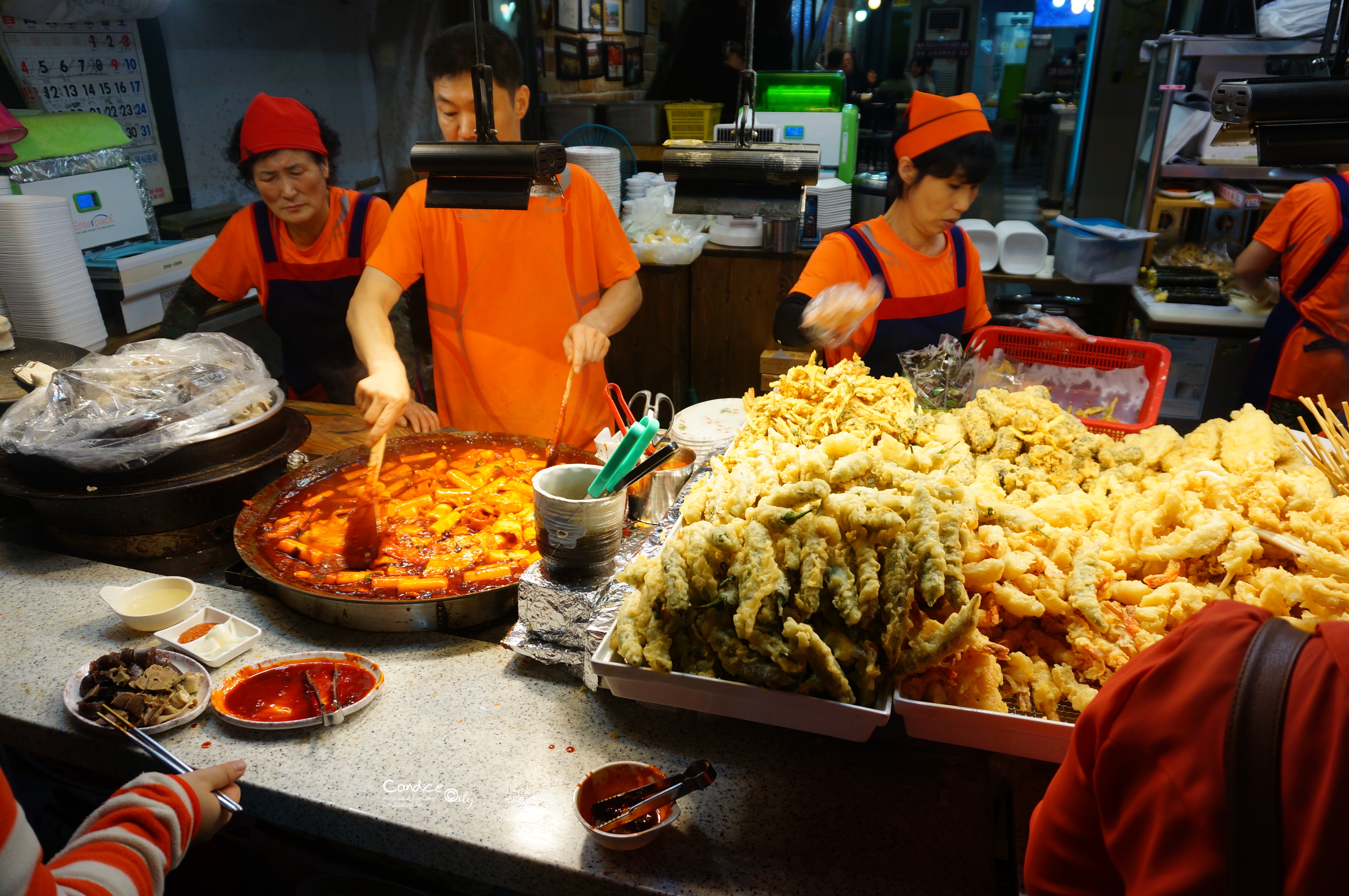釜山景點&hearts;海雲台市場必吃美食 站著吃海苔捲辣炒年糕 @陳小沁の吃喝玩樂