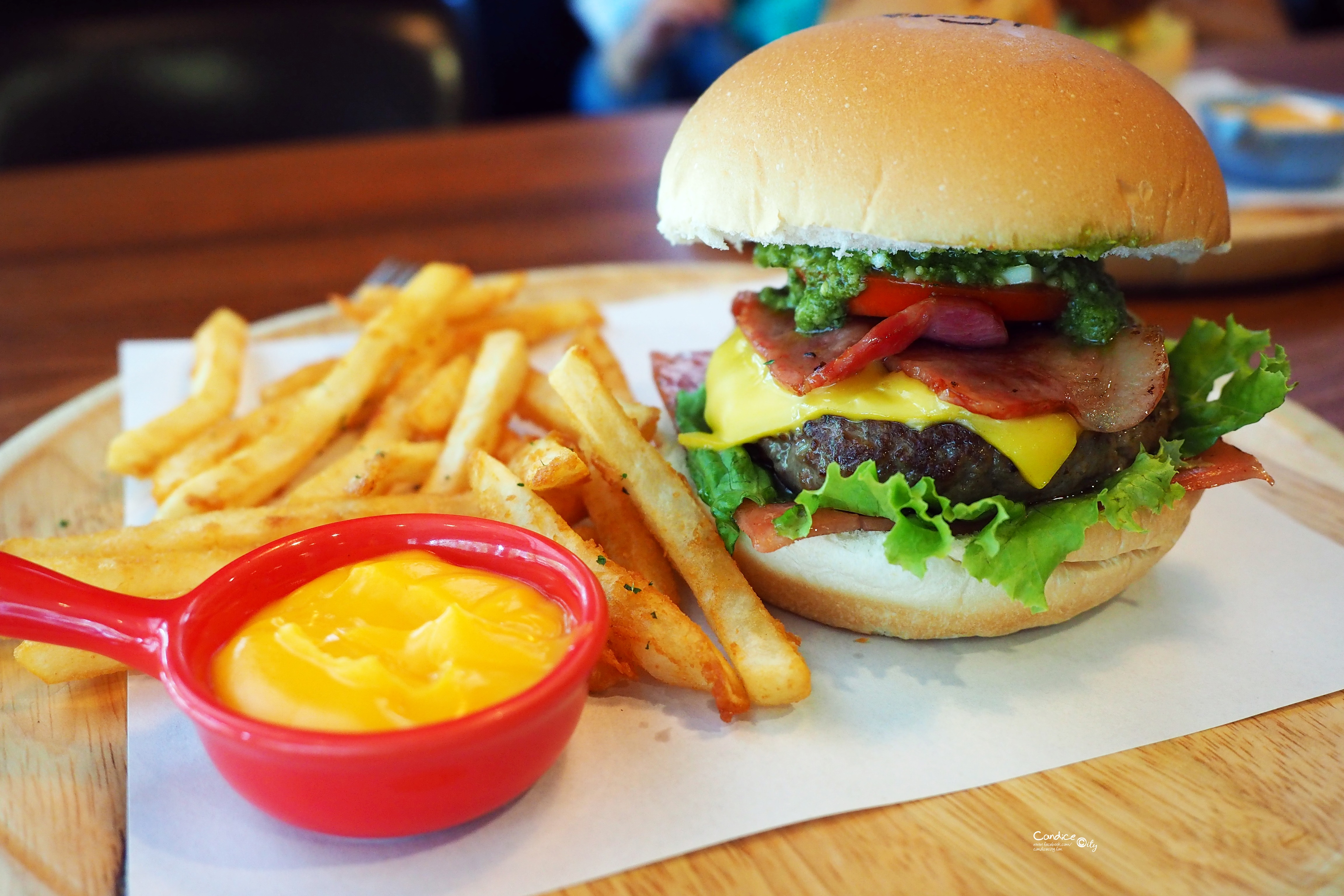 Burger Control Bistro漢堡控館｜台北好吃青醬漢堡(松山美食) @陳小沁の吃喝玩樂