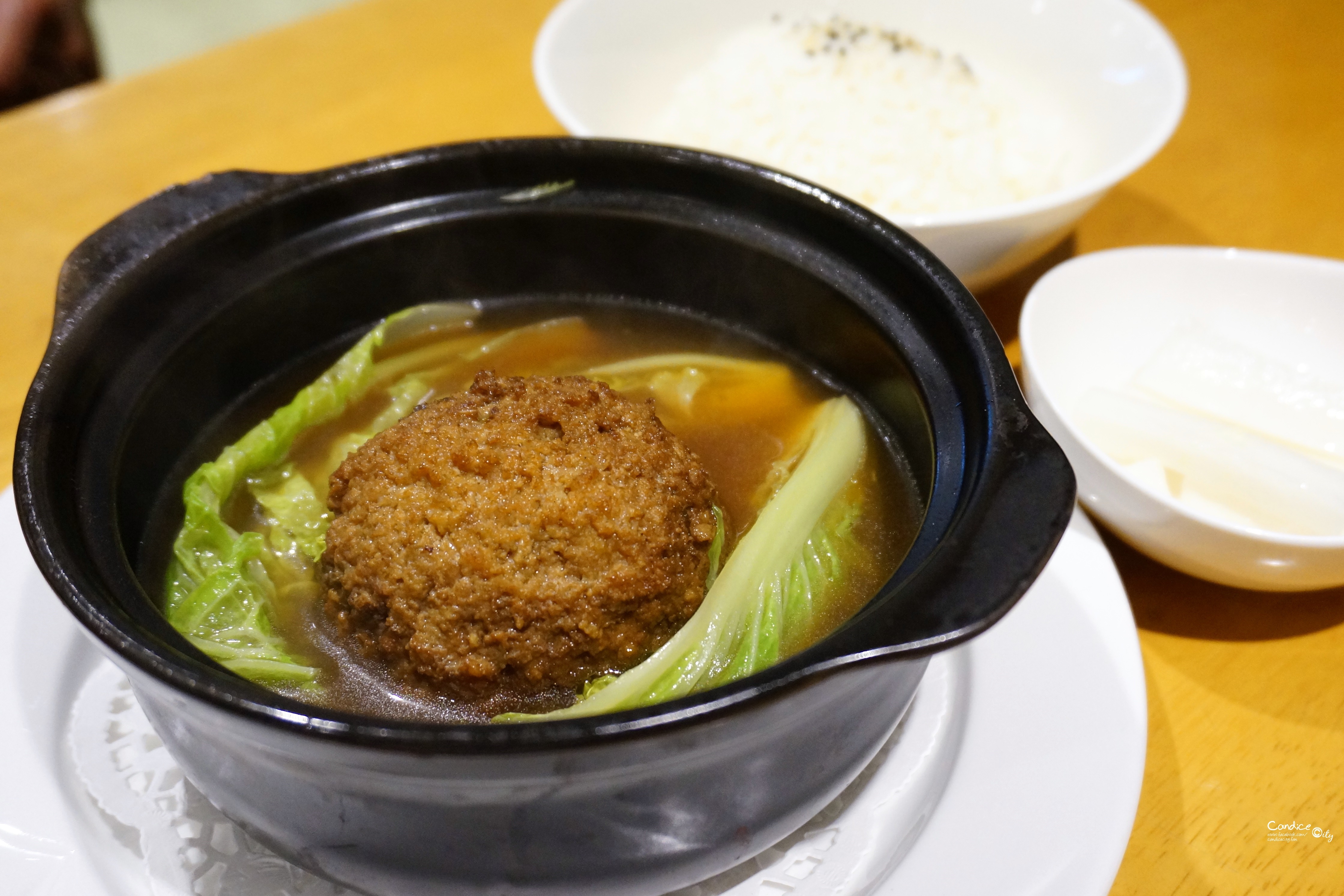 《東湖》喜相逢麵館 令人驚豔的獅子頭飯+麻辣素雞 @陳小沁の吃喝玩樂