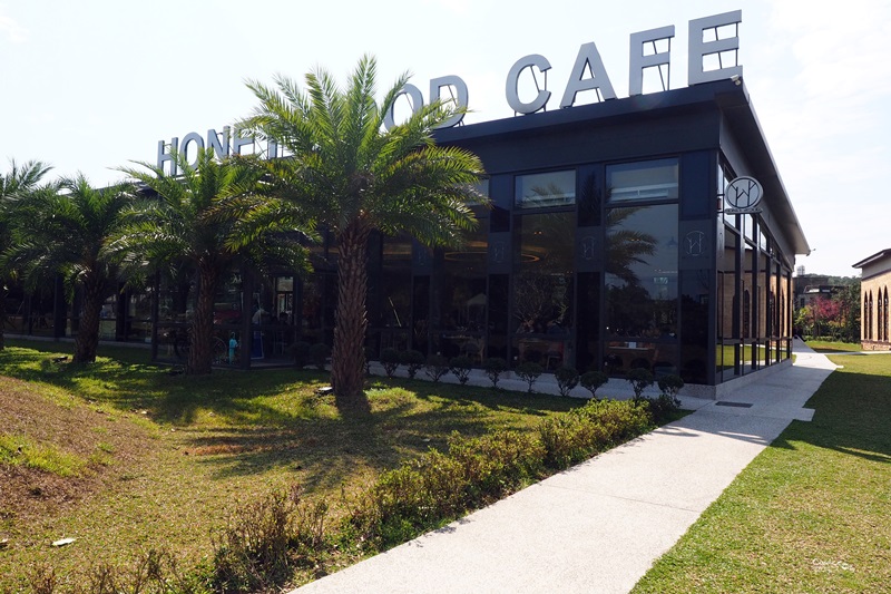 HoneyWood Cafe｜夢幻花牆咖啡廳,大塊草坪超適合遛小孩親子餐廳推薦!桃園美食