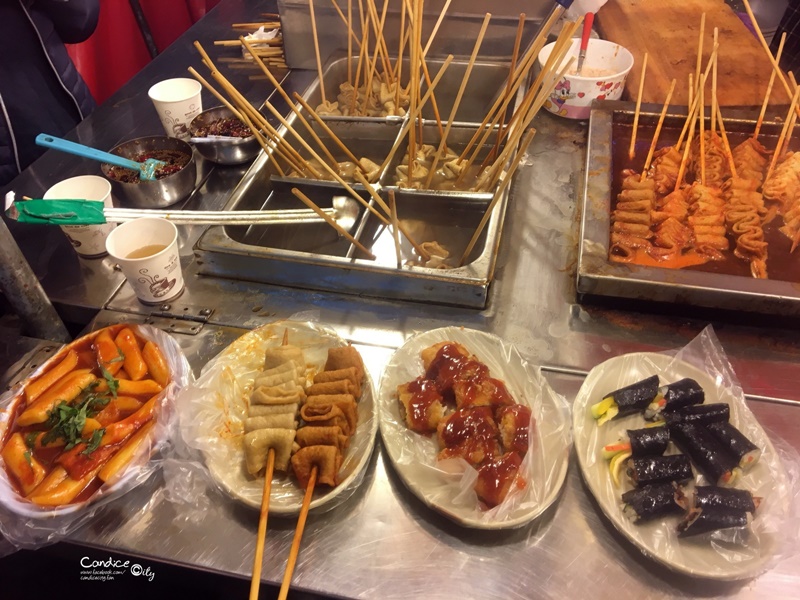 《弘大美食》弘大紅包車首爾小吃,路邊攤吃辣炒年糕,魚板,紫菜飯捲!