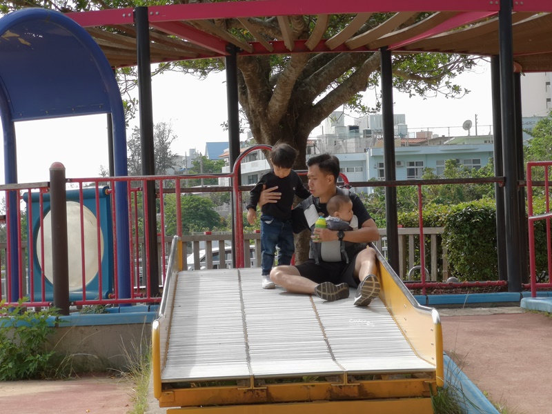 海軍壕公園溜滑梯｜沖繩溜滑梯公園推薦,超長溜滑梯,小孩超愛的沖繩親子景點!