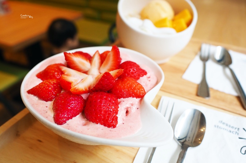 甜品胃｜香港人開的東區甜品店!龍眼冰,草莓燉奶,芒果河粉撈必吃!