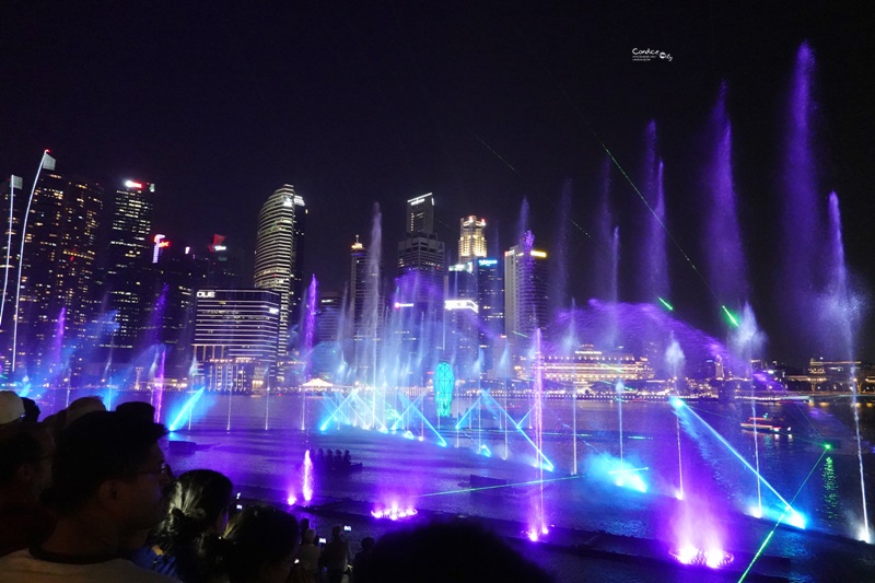 新加坡燈光秀攻略｜金沙酒店免費水舞燈光秀,最佳觀賞位置分享!