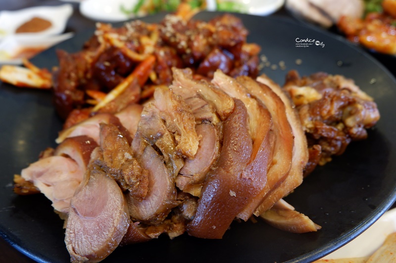 《首爾美食》元祖奶奶菜包肉,豬腳辣翻超好吃的弘大美食推薦!