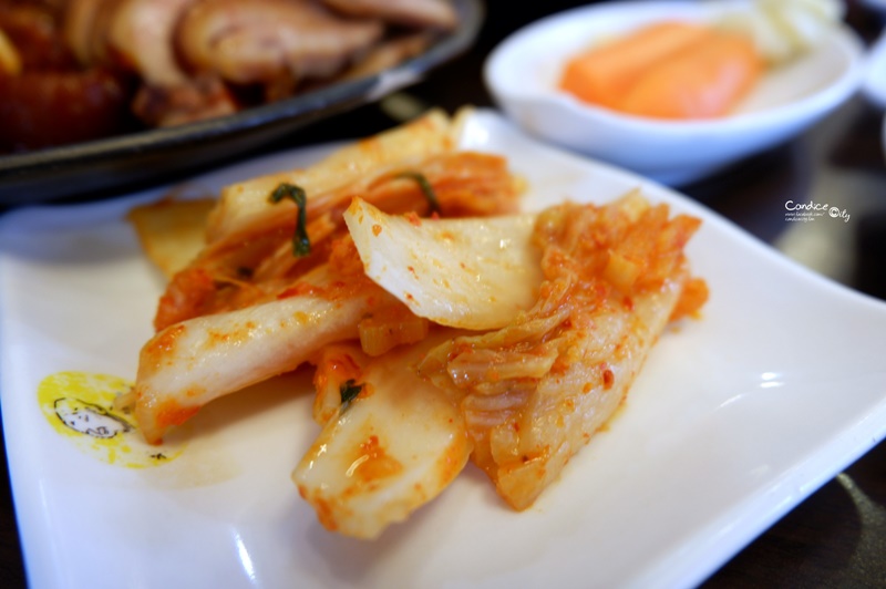 《首爾美食》元祖奶奶菜包肉,豬腳辣翻超好吃的弘大美食推薦!