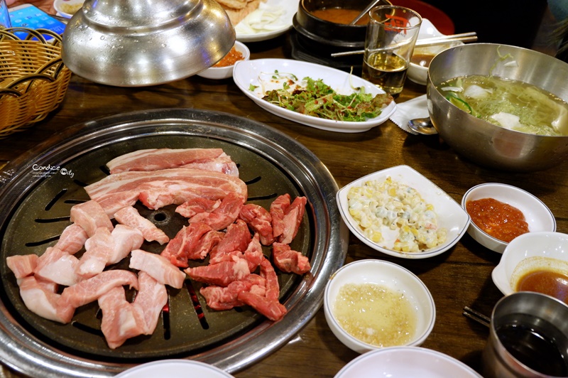 《首爾美食》胖胖豬烤肉,超美味燒肉+烤豬腸!弘大美食推薦!