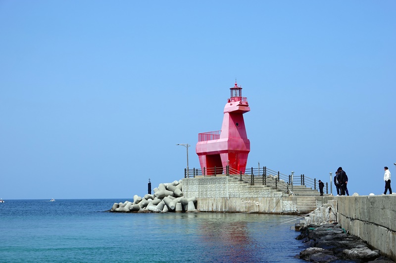 梨湖海水浴場｜紅白小馬燈塔超好拍!美麗海邊的小馬燈塔,濟州島必去景點!