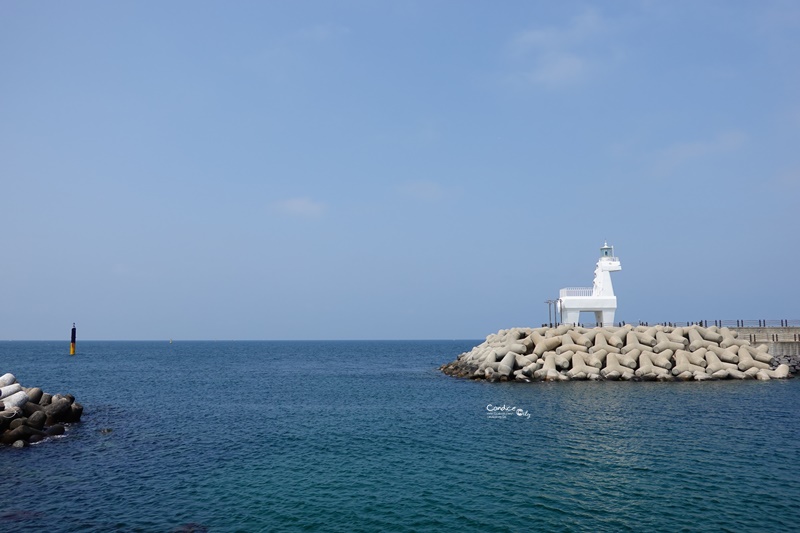 梨湖海水浴場｜紅白小馬燈塔超好拍!美麗海邊的小馬燈塔,濟州島必去景點!