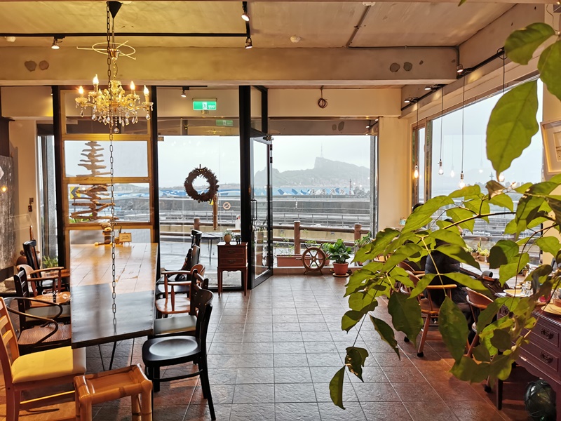 一粒沙咖啡廳｜遠眺野柳大海美景!超喜歡的溫暖咖啡廳(野柳美食)