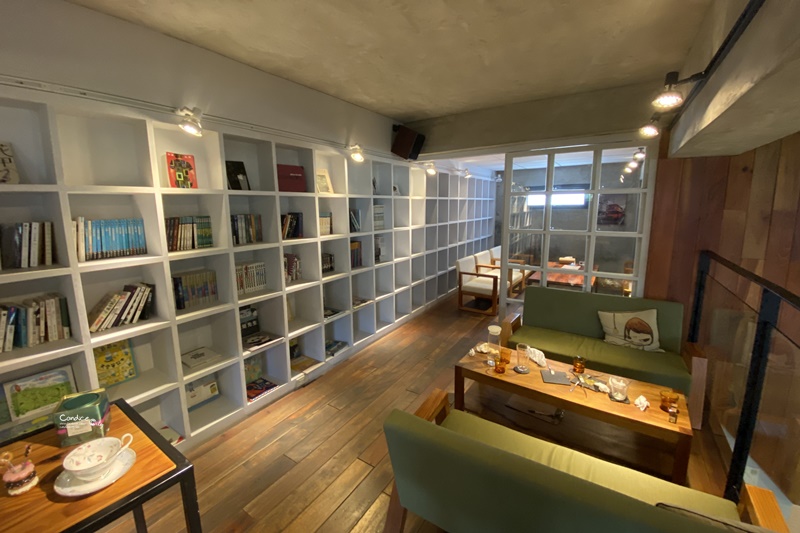 Community Cafe’ 墾墨咖啡｜超喜歡的台東咖啡廳,圖書館式網美牆!