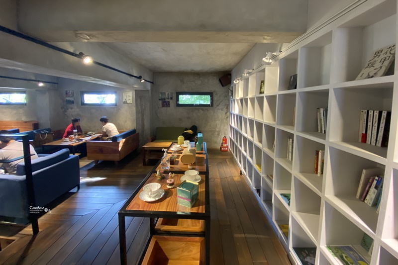 Community Cafe’ 墾墨咖啡｜超喜歡的台東咖啡廳,圖書館式網美牆!