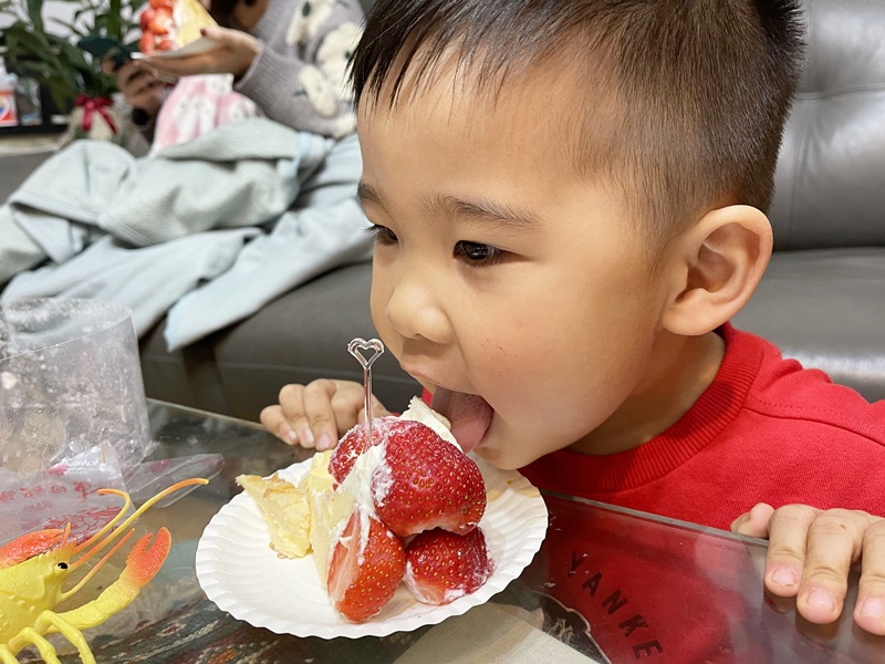 日月香蛋糕店｜台北草莓蛋糕界的扛霸子!滿滿滿草莓CP值爆!