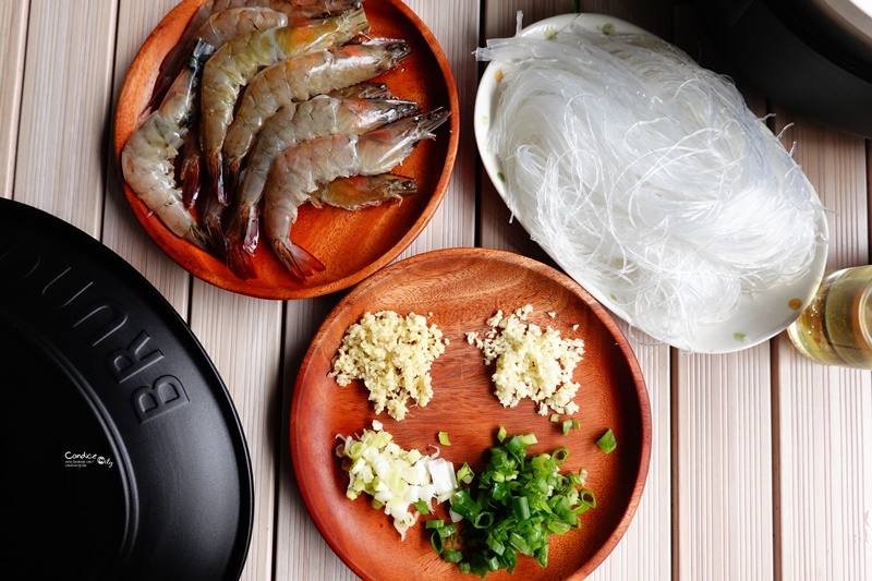 鮮蝦粉絲煲食譜｜+避風塘蒜酥,跟餐廳一樣好吃的鮮蝦粉絲煲作法!