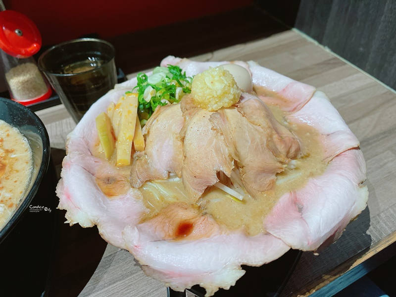 鷹流東京豚骨拉麵-極匠｜肉整個滿出來!爆炸多的台北拉麵!