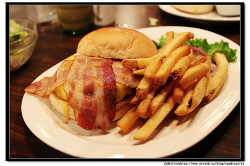 《大安》EATING TIME – 會爆汁的牛肉漢堡！肉嫩口感佳。
