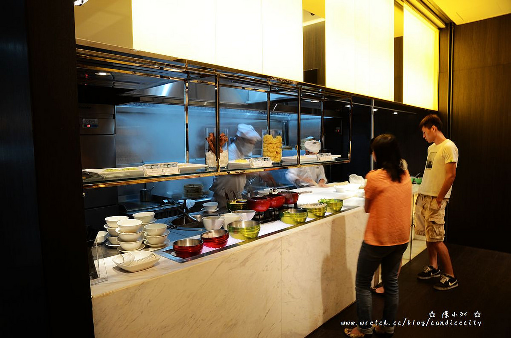 《信義》艾美酒店 探索廚房 – 現煎牛排+鮭魚生魚片，拿了好多回!