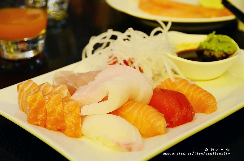 《信義》艾美酒店 探索廚房 – 現煎牛排+鮭魚生魚片，拿了好多回!